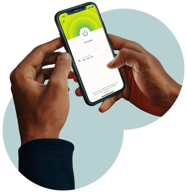 Person som bruker en telefon med ExpressVPN.