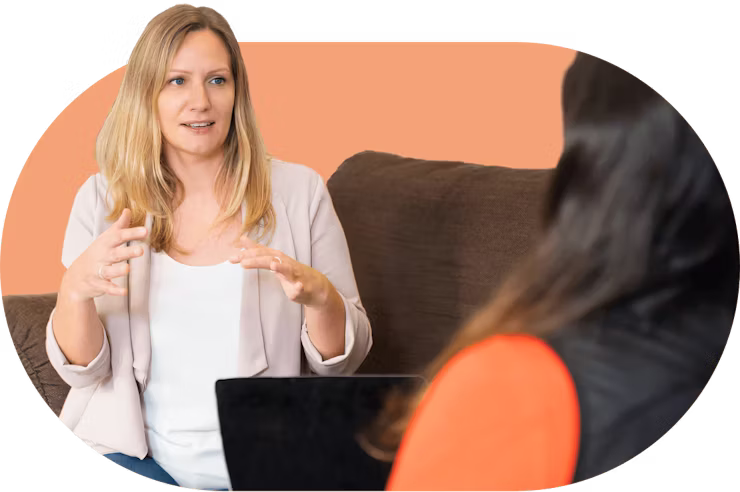 ExpressVPN:n työntekijä keskustelemassa kollegan kanssa