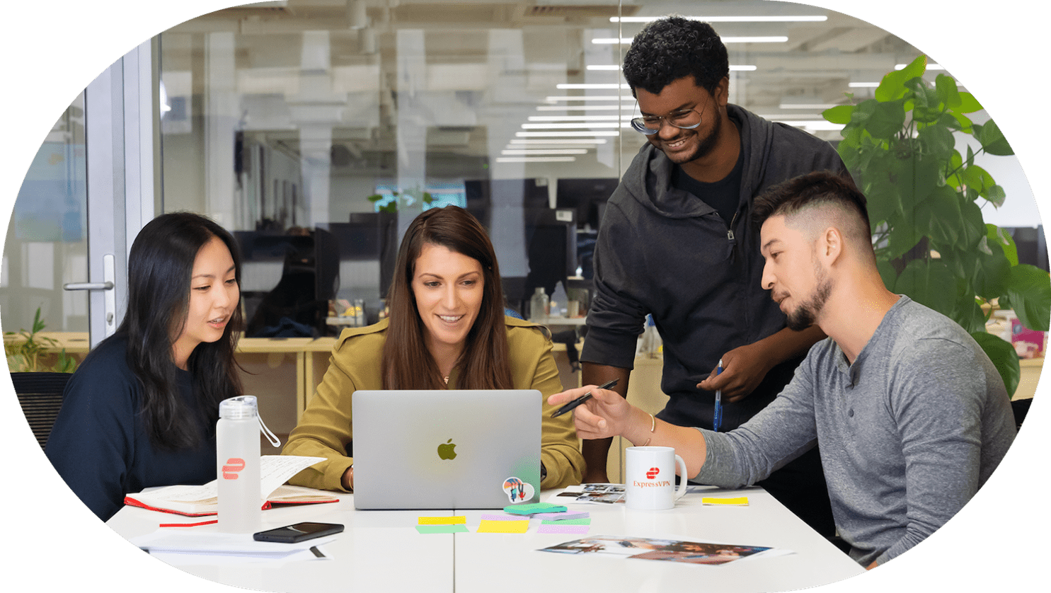 ExpressVPN:n työntekijöitä työn touhussa